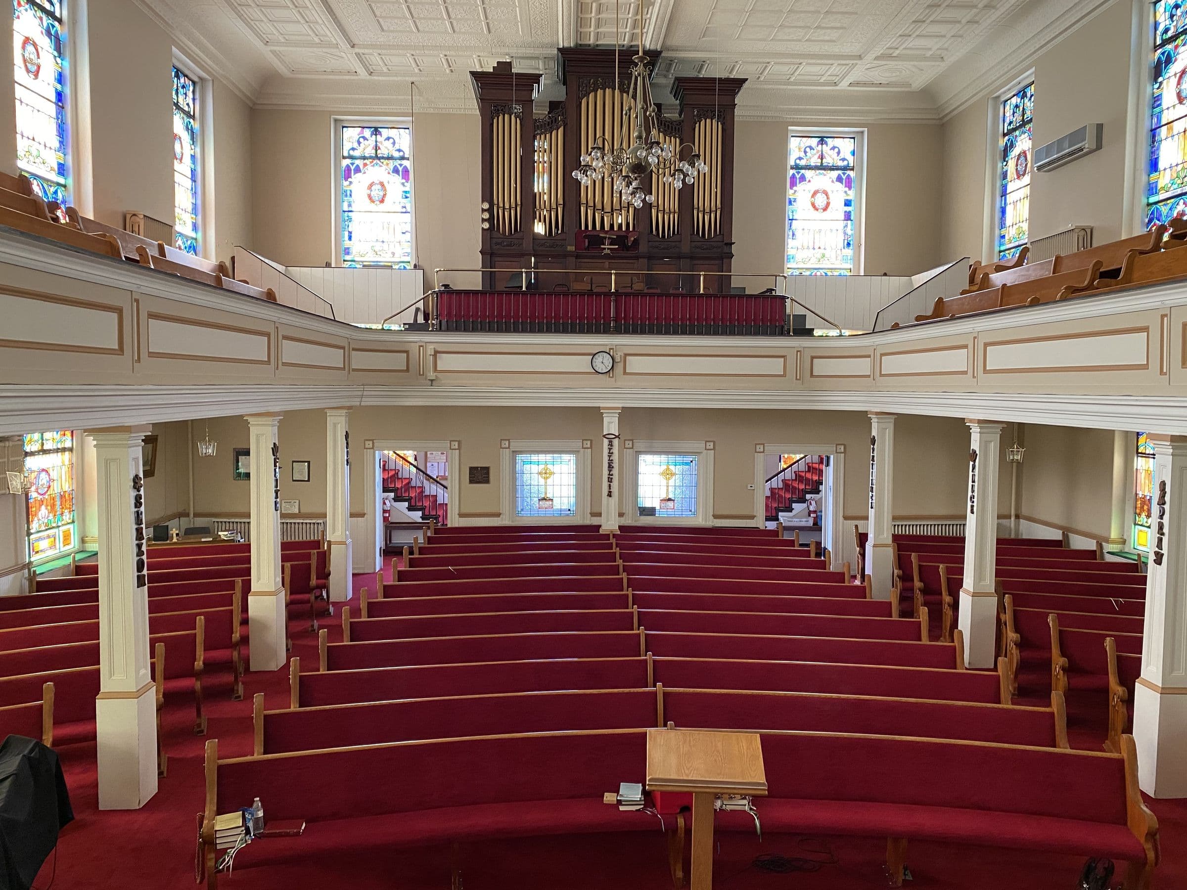The sanctuary, facing the balcony and pipe organ
